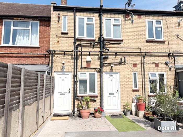 2 Bedroom Flat To Rent In Tolworth Broadway, Surbiton, KT6