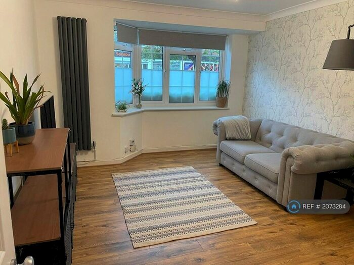 2 Bedroom Flat To Rent In North Parade, Chessington, KT9