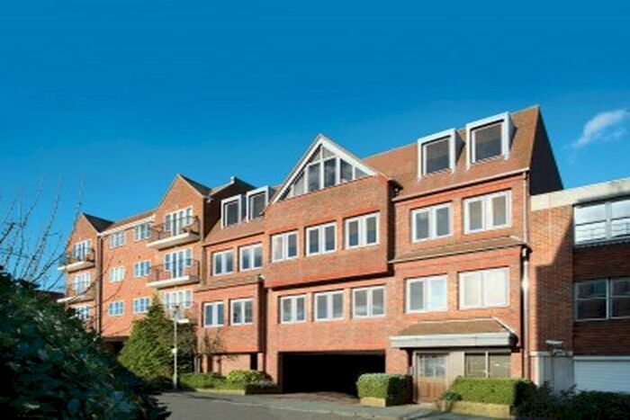 1 Bedroom Flat To Rent In Station Road, Gerrards Cross, SL9