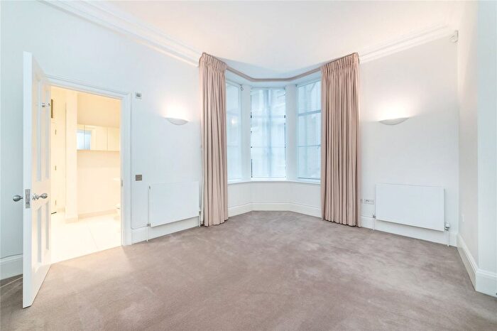 3 Bedroom Flat To Rent In Wellesley House, Sloane Square, London, SW1W