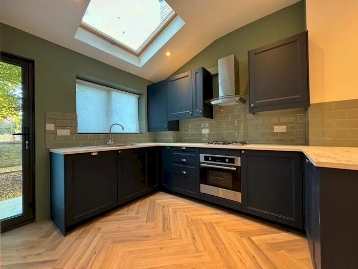 3 Bedroom Flat To Rent In Haselrigge Road, Clapham Common, SW4