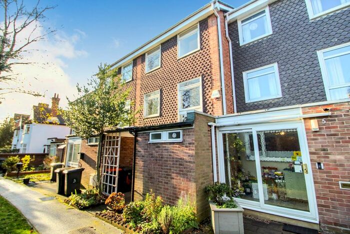 4 Bedroom Terraced House To Rent In Oberon Court, Shakespeare Road, Bedford MK40