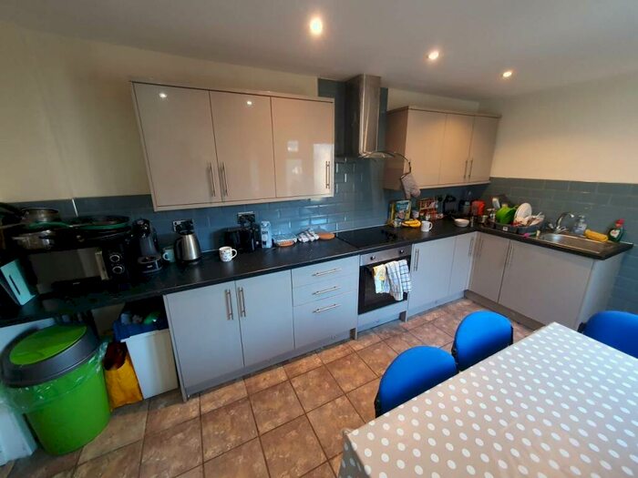 6 Bedroom Semi-Detached House To Rent In Wyeverne Road, Cathays, Cardiff, CF24