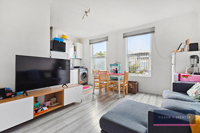 3 Bedroom Flat For Sale In Grove Park Road, Seven Sisters, N15