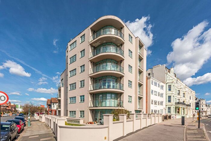 3 Bedroom Flat To Rent In Vallance Gardens, Hove, East Sussex, BN3