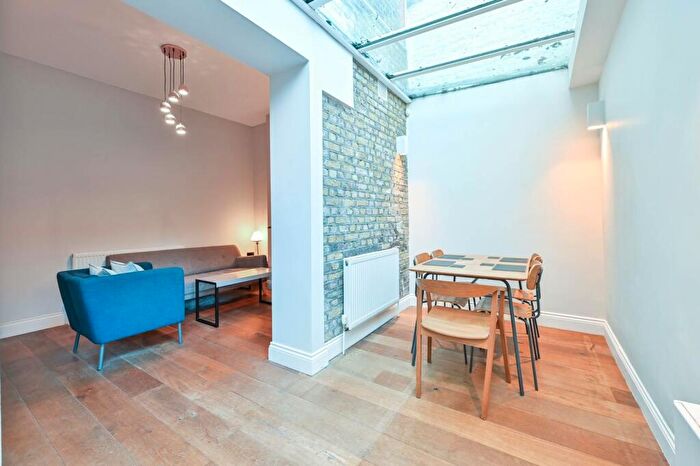 2 Bedroom Flat To Rent In Victory Place, Elephant And Castle, London, SE17