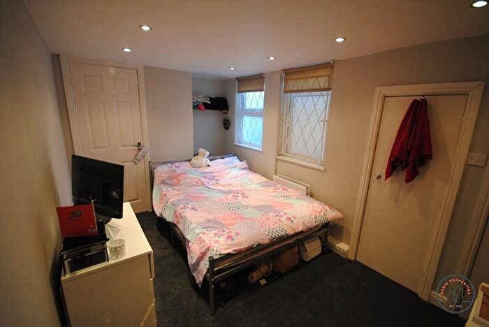 5 Bedroom Semi-Detached House To Rent In Stanmore Place, Leeds, LS4