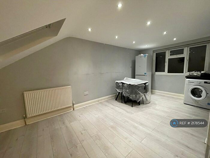 3 Bedroom Flat To Rent In Bellamy Drive, Stanmore, HA7