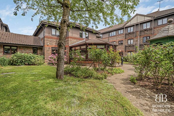 2 Bedroom Flat For Sale In Vienna Close, Clayhall, IG5