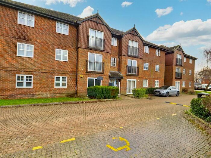 2 Bedroom Flat To Rent In Leicester Court, Worth, RH10