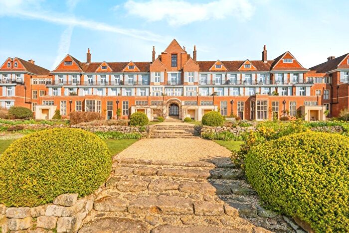 2 Bedroom Flat For Sale In Kings Drive, Midhurst, West Sussex, GU29