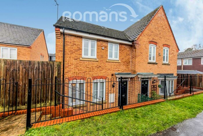 4 Bedroom Semi-Detached House To Rent In Goddards Close, Farnborough, GU14