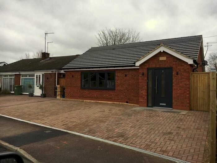 2 Bedroom Detached Bungalow To Rent In Dysons Close, Cheshunt, Waltham Cross EN8