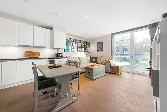 1 Bedroom Flat For Sale In Ivory House East, Clove Hitch Quay, SW11