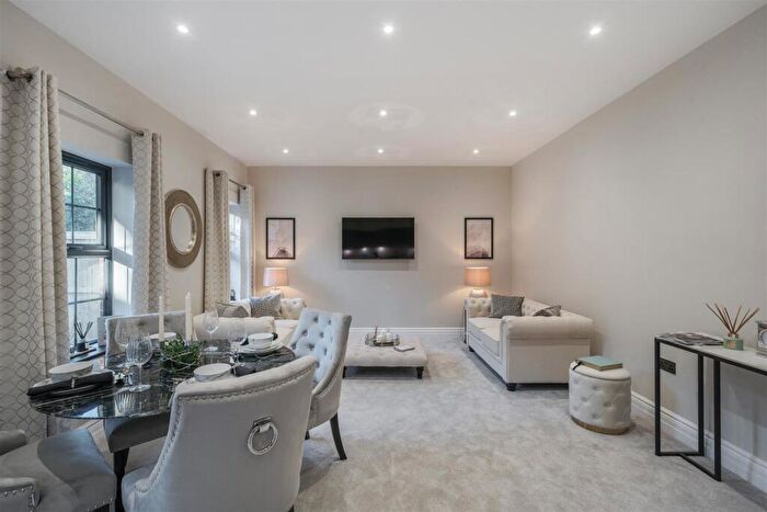 2 Bedroom Apartment For Sale In Shootersway, Berkhamsted, HP4