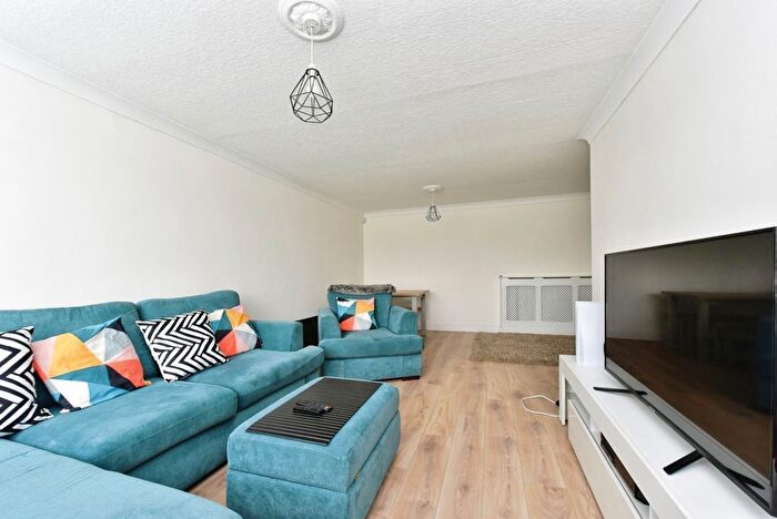 3 Bedroom Flat For Sale In Hall Park Head, Sheffield, South Yorkshire, S6