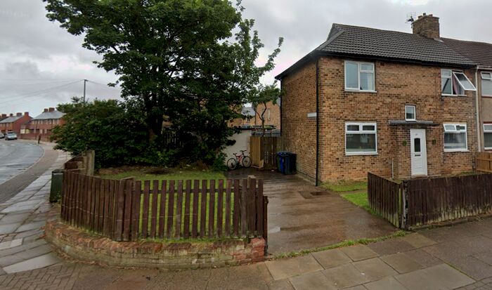 3 Bedroom Semi-Detached House To Rent In Caistor Drive, Grimsby, DN33