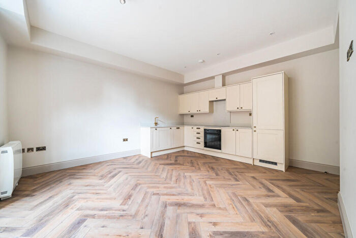 2 Bedroom Apartment To Rent In South Street, Farnham, GU9