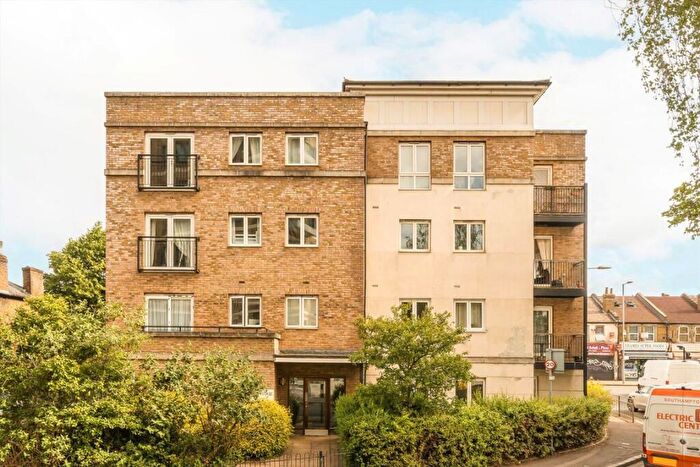 2 Bedroom Flat To Rent In Hawks Road, Kingston Upon Thames, KT1
