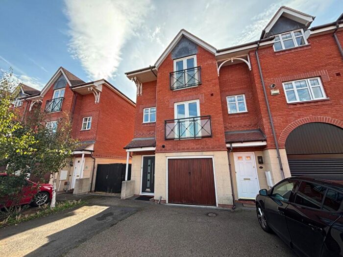 3 Bedroom Town House For Sale In Lingfield Crescent, Stratford-upon-Avon, CV37