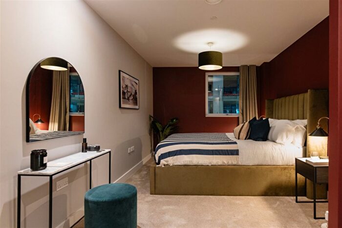 3 Bedroom Flat To Rent In New York, Quarry Hill, Leeds, LS2