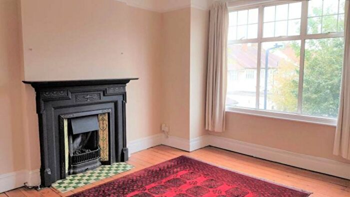 3 Bedroom Maisonette To Rent In Glencairn Road, London, SW16