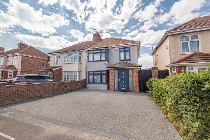 3 Bedroom Semi-Detached House For Sale In St Pauls Avenue, Slough, SL2