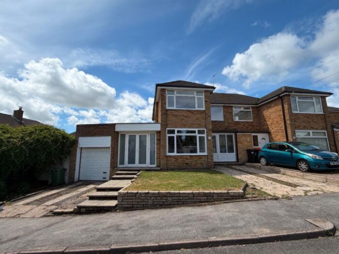 3 Bedroom Semi-Detached House For Sale In Holmwood Close, Dunstable, LU5