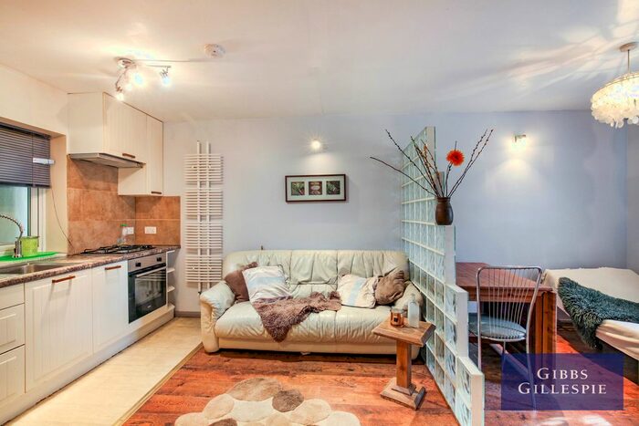 1 Bedroom Flat To Rent In Brentwick Gardens, Brentford, TW8