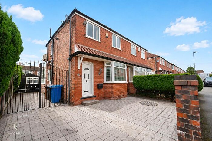 3 Bedroom Semi Detached House For Sale In , Warwick Avenue, Worsley, Salford, M27
