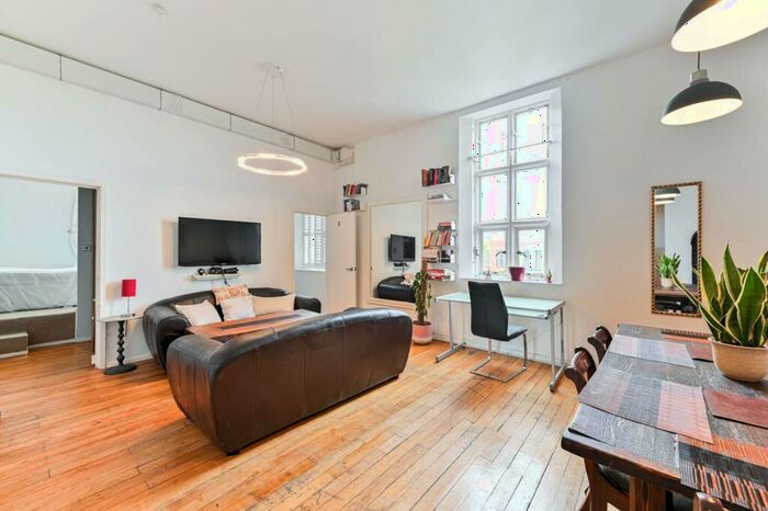 3 Bedroom Flat To Rent In Myatts Field, Camberwell, London, SE5