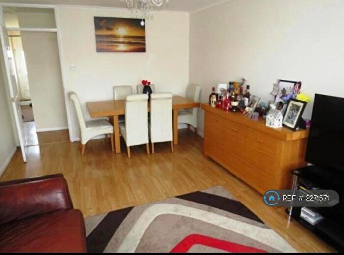 2 Bedroom Maisonette To Rent In Langdale Road, Dunstable, LU6