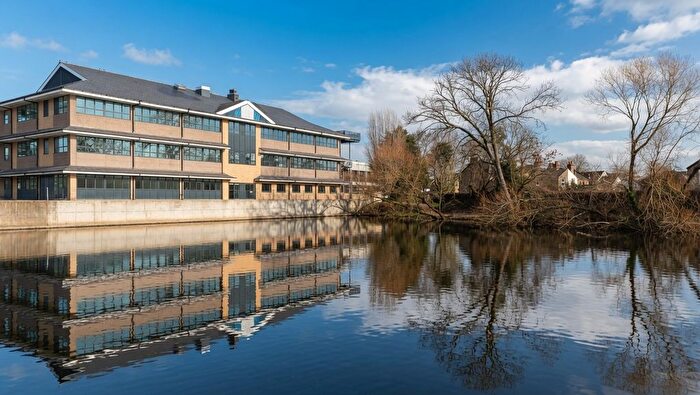 1 Bedroom Flat To Rent In Lakeside Close, Staines-Upon-Thames, TW18