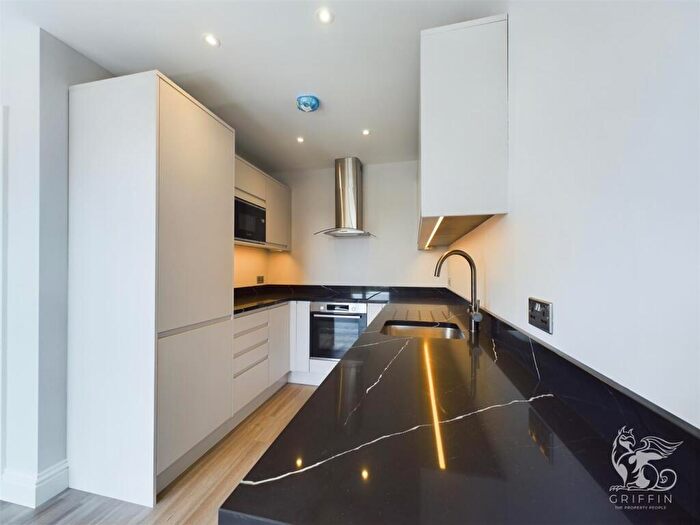 2 Bedroom Flat To Rent In St. Marys Lane, Upminster, RM14