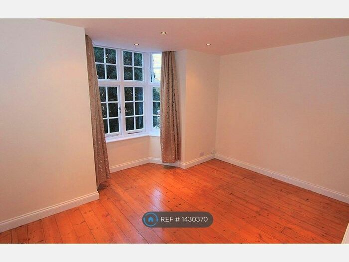 1 Bedroom Flat To Rent In Lawn Road, Guildford, GU2