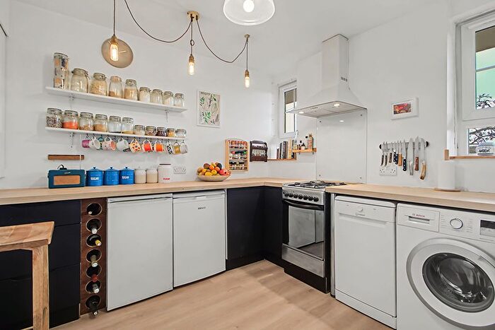 2 Bedroom Flat For Sale In Andover Road, London, N7