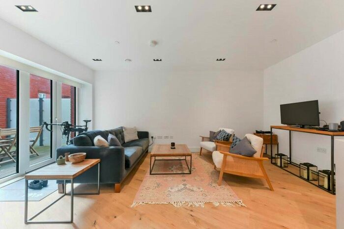 2 Bedroom Flat To Rent In Exchange Gardens, Vauxhall, London, SW8