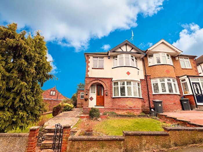 3 Bedroom Semi Detached House To Rent In Turners Road South, Luton, Bedfordshire, LU2