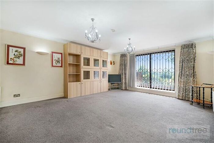 3 Bedroom Flat For Sale In Beatrice Court, Hendon, NW4