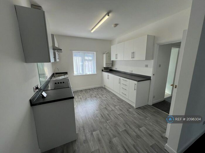 3 Bedroom Flat To Rent In High Street, Sheerness, ME12