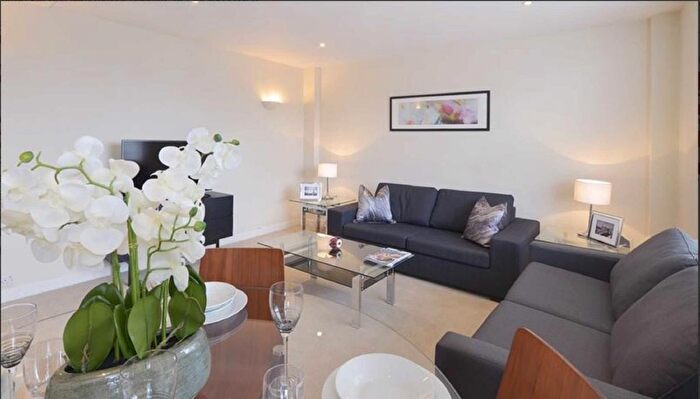 2 Bedroom Flat To Rent In Hill Street, London, W1J