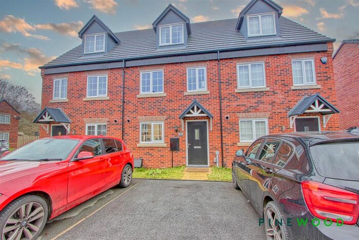 3 Bedroom Town House To Rent In Milford Drive, Wingerworth, Chesterfield, Derbyshire, S42