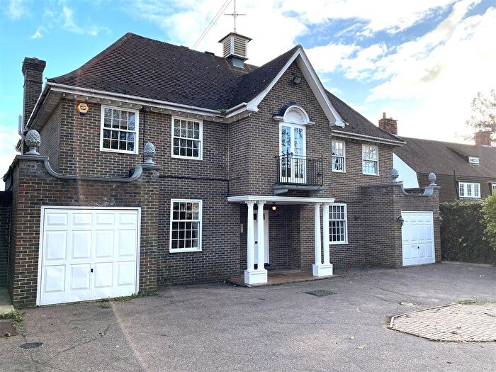5 Bedroom Detached House To Rent In Alderton Hill, Loughton, IG10