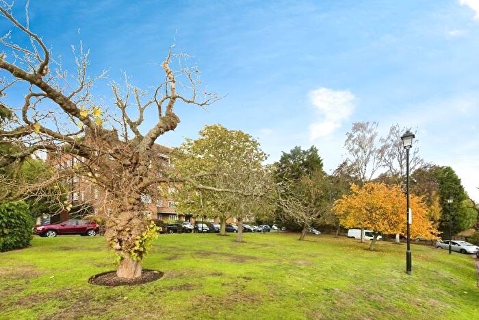 3 Bedroom Flat To Rent In Mulberry Close, Hendon, London, NW4