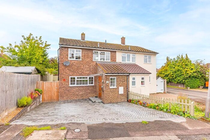 3 Bedroom Semi-detached House For Sale In Berryfields, Cheddington, LU7