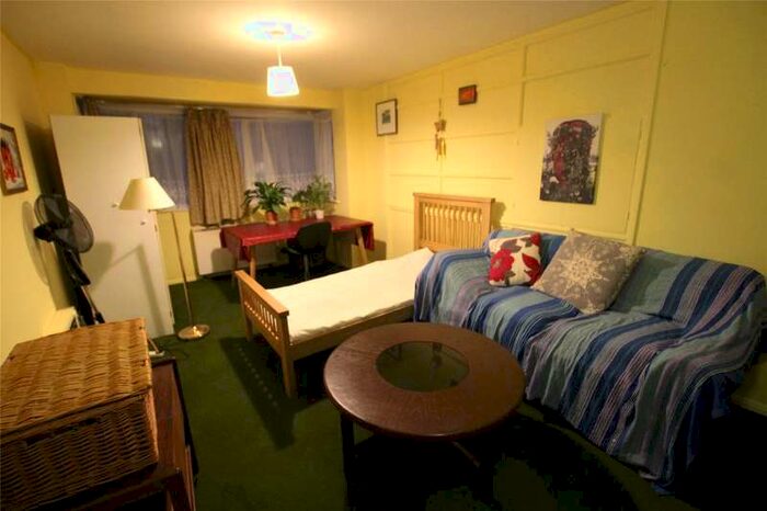 2 Bedroom House To Rent In The Beeches, Queenswood Gardens, E11