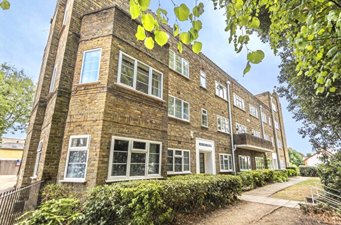 2 Bedroom Flat For Sale In Portswood Road, Southampton, Hampshire, SO17