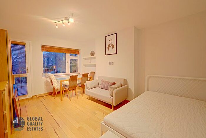 3 Bedroom Flat To Rent In Mornington Street, London, NW1