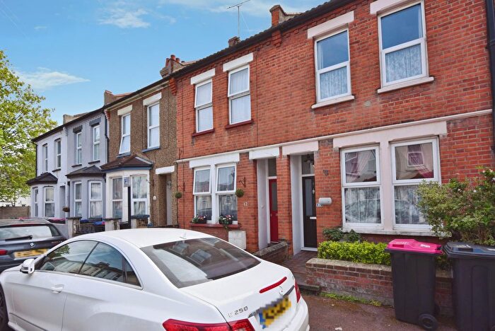 2 Bedroom Terraced House For Sale In Wallis Avenue, Southend-On-Sea, SS2