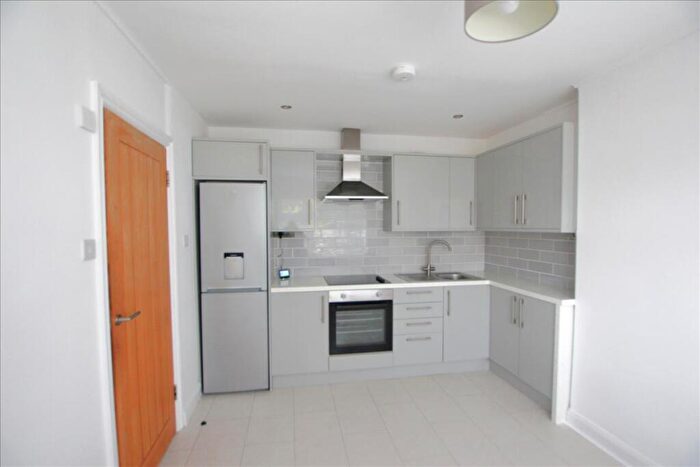 2 Bedroom Flat To Rent In Curzon Avenue, Enfield, Middlesex, EN3